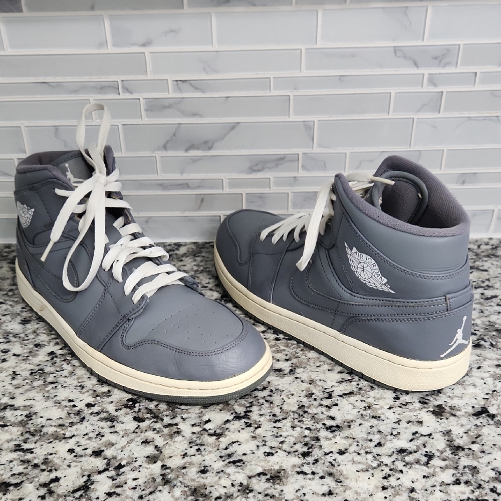 Cool Grey Jordan Retro 1 Mid Top Basketball Shoes sz 12 sneakers 554724-003